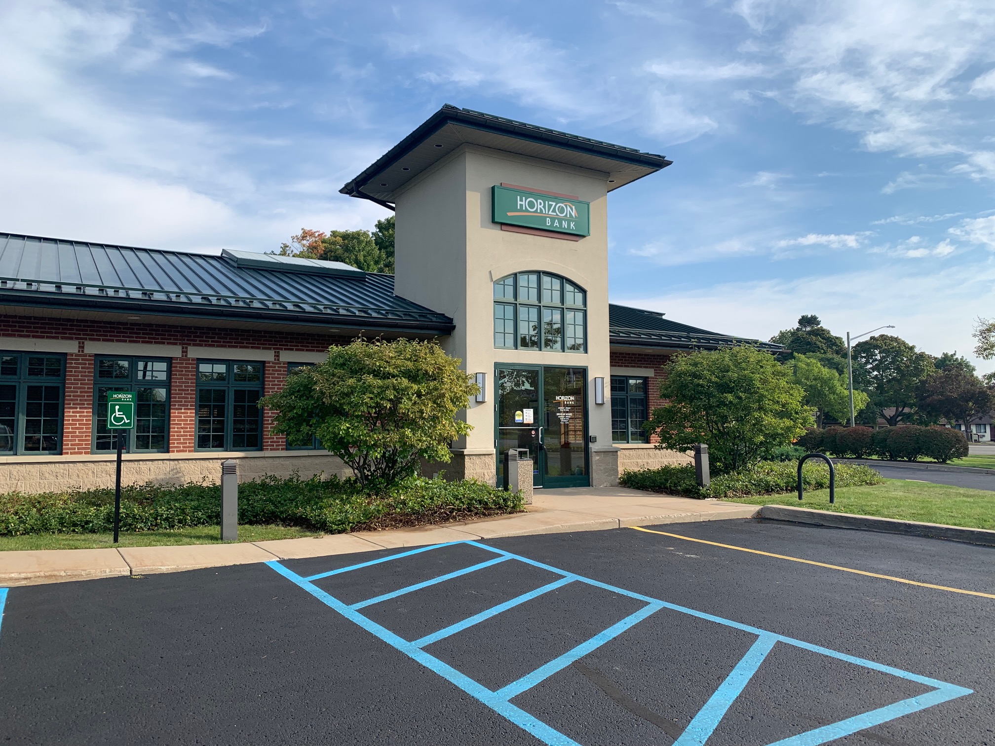 exterior image of the Horizon Bank branch in Charlevoix at 1425 Bridge St.